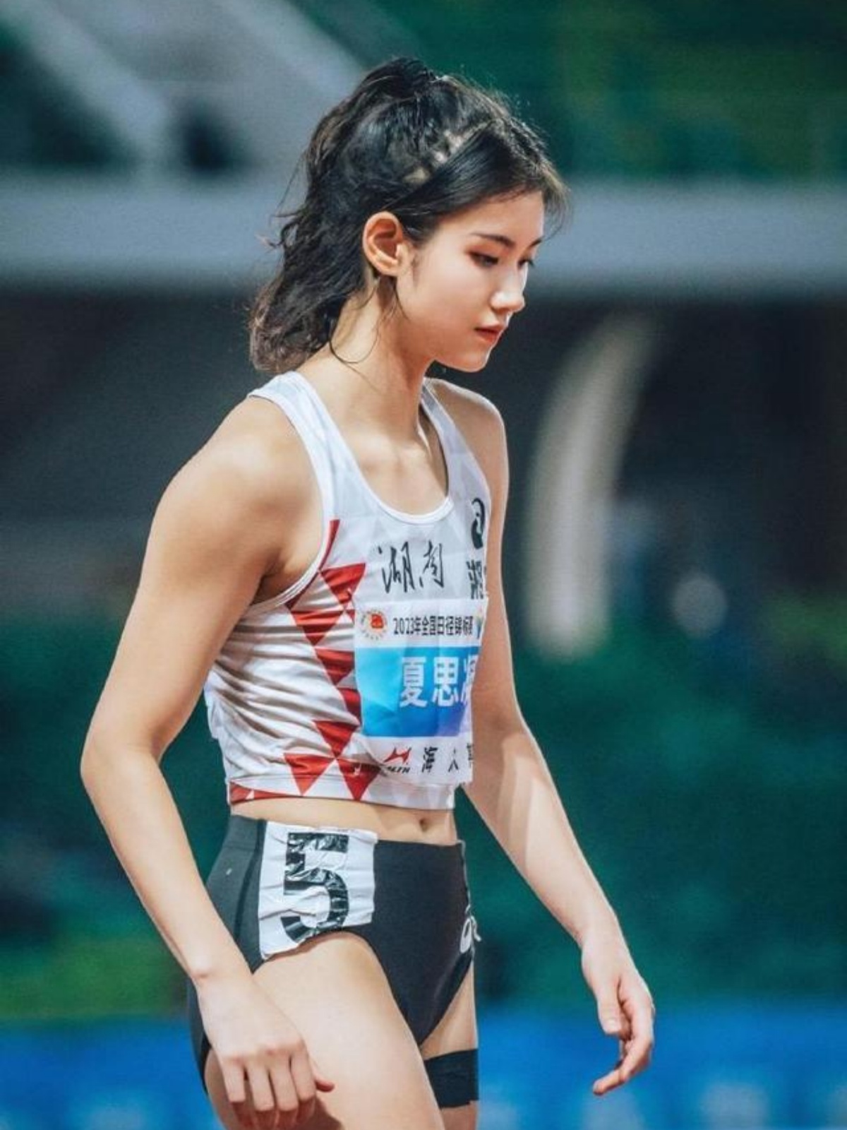 田径比赛女子百米预赛进行中