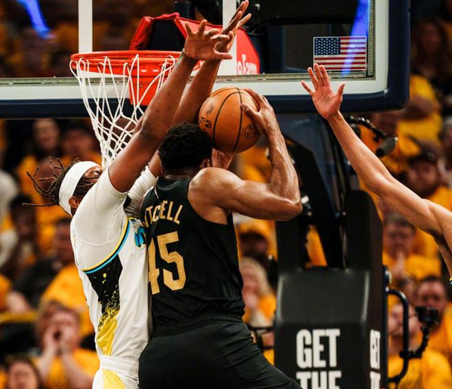 关于NBA常规赛：布朗克斯国王队大胜小牛队的信息