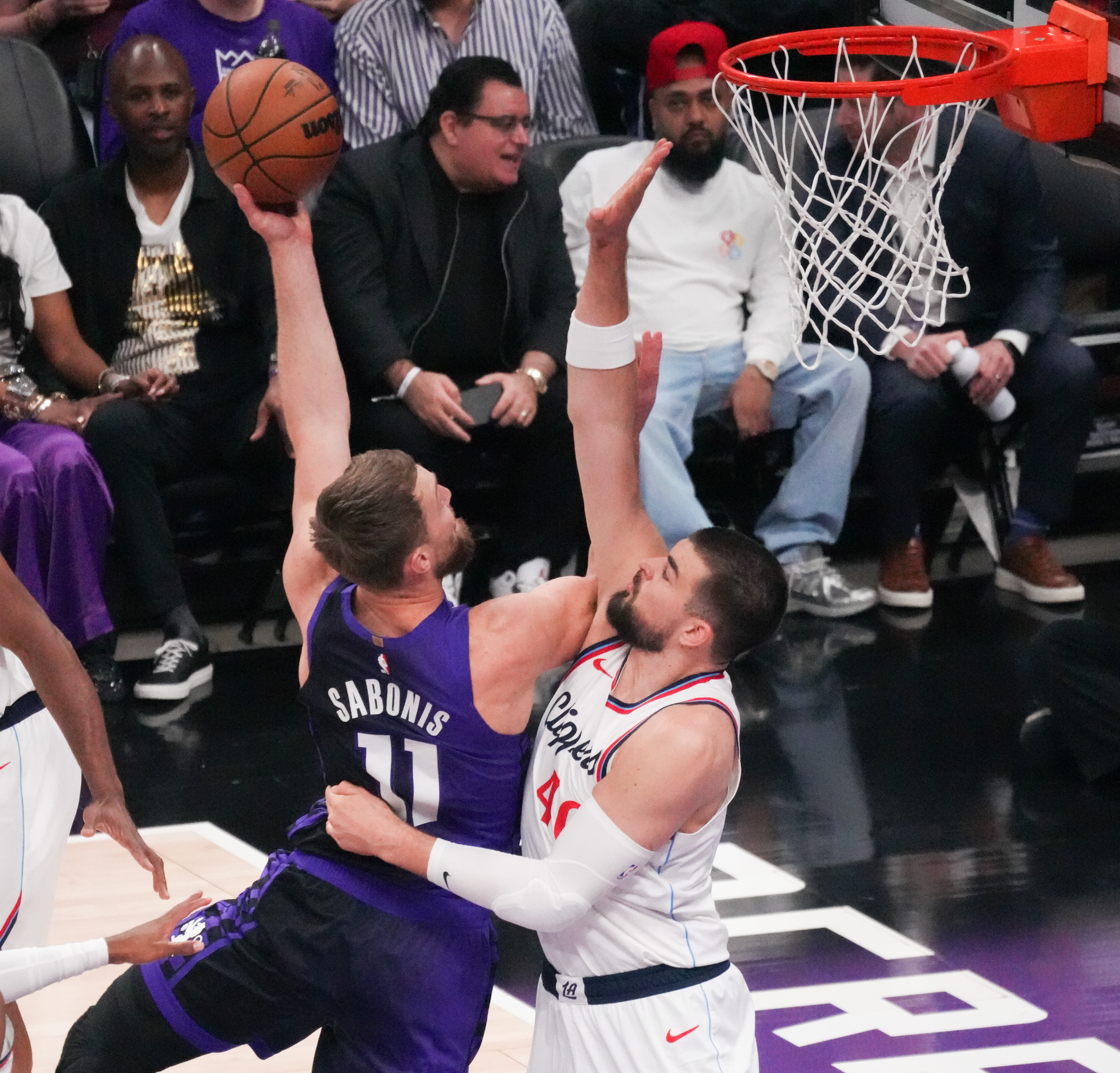关于NBA常规赛：布朗克斯国王队大胜小牛队的信息